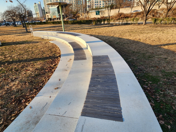 이촌한강공원에 자리한 계단형 벤치는 일렬로 앉는 평면 벤치와 달리, 높낮이 단차를 두어 앞사람의 시야를 가리지 않게 설계했다.