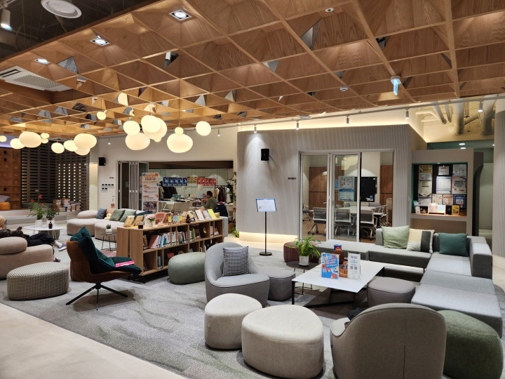 좁은 주거 환경에 익숙한 이용자들을 고려해 시야가 트인 구조로 설계했고, 자연을 연상시키는 바닥과 조명으로 안정감을 더했다. 이는 고립을 완화하고 일상적 관계를 회복하기 위한 공공디자인이다.