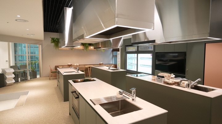 '강남구 1인 가구 커뮤니티센터'에서는 공유주방을 중심으로 요리 프로그램을 운영하고, 그 과정에서 자연스럽게 1인 가구 간에 관계망 형성을 유도한다.