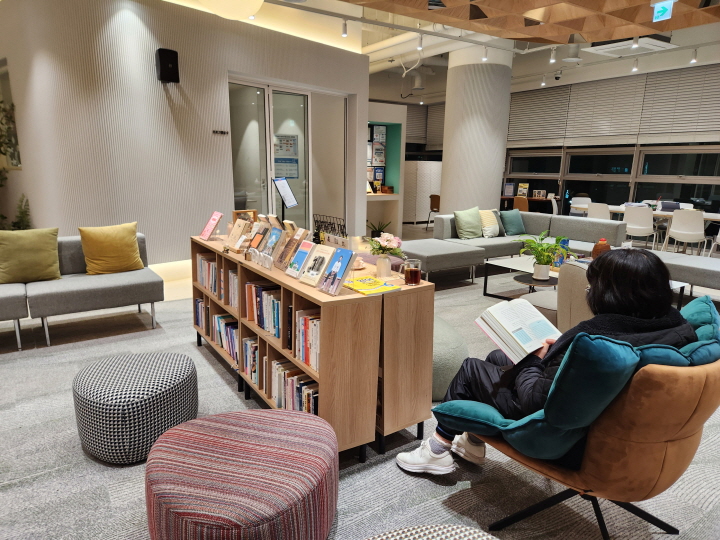 '강남구 1인 가구 커뮤니티센터'는 1인 가구 사회에 대응한 관계 회복형 디자인으로 구성되어 있다.