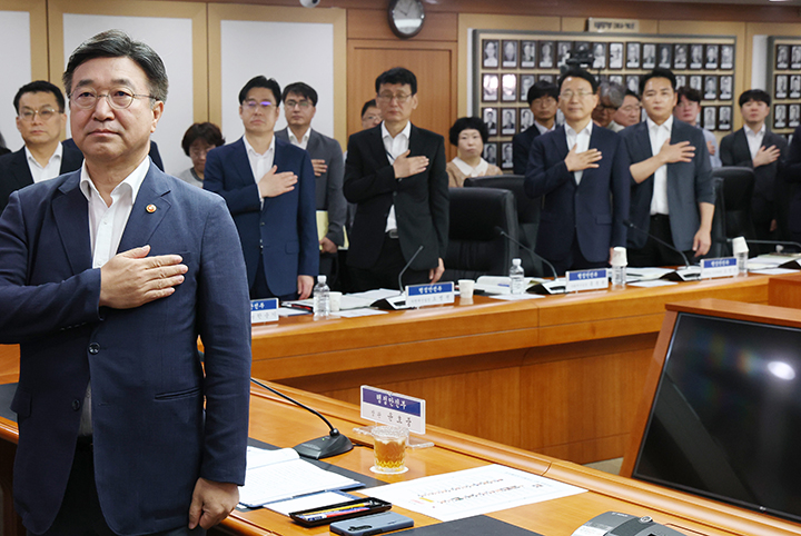 윤호중 행정안전부 장관 및 참석자들이 서울 종로구 정부서울청사에서 열린 제5회 중앙·지방정책협의회 회의에서 국민의례를 하고 있다. 2025.7.24 (ⓒ뉴스1, 무단 전재-재배포 금지)
