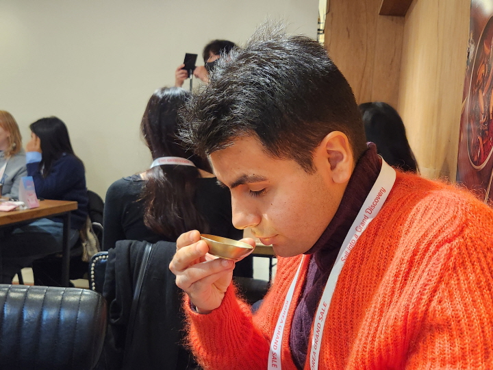 보자기 비빔밥 만드는 체험에 참여했던 안드레아는 특히 한국의 전통 양념장인 간장과 참기름의 풍미에 관심을 보였다.