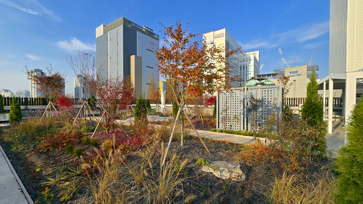 주변과 잘 어울려 멋진 풍경까지 선사해 준다.