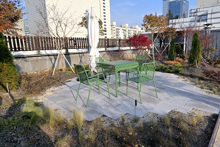 테이블에서 휴식을 취할 수 있다.