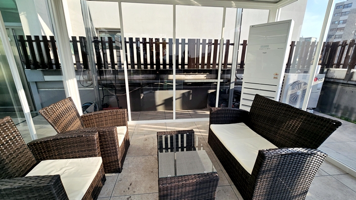 옥상녹화 이음정원에 설치된 스마트쉼터 내부.