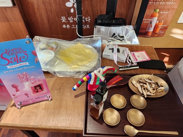 보자기 비빔밥을 만드는 데 필요한 식재료. 제철 나물과 밥, 달걀 지단, 간장, 참기름이 외국인들의 눈길을 사로잡았다.