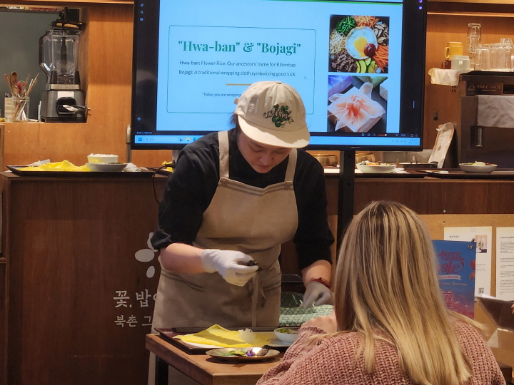 외국인들 앞에 선보인 보자기 비빔밥은 한국의 식문화를 보여주는 체험 프로그램이었다.