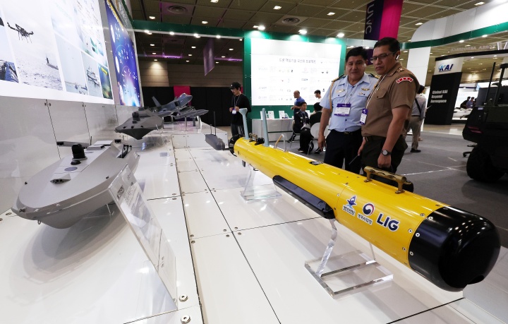 9일 서울 강남구 코엑스에서 열린 '2025 무인이동체산업엑스포(UWC 2025)'에서 외국인 관람객들이 해군 첨단 무기체계를 살펴보고 있다. 2025.7.9 (ⓒ뉴스1, 무단 전재-재배포 금지)