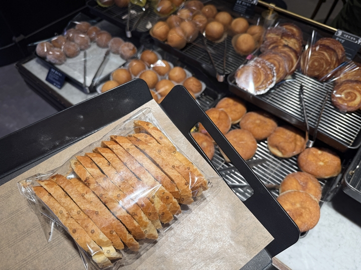 위생을 위해 빵 위로 비닐 덮개가 씌어 있었다.