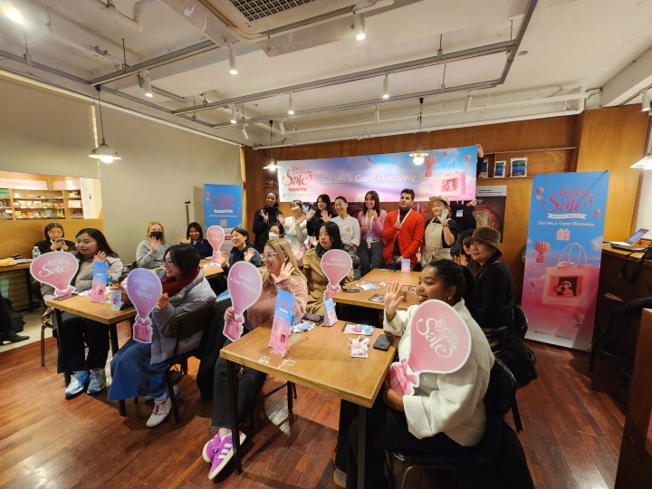 '2026 코리아그랜드세일'은 소비를 넘어 체험으로 이어지는 관광의 모습을 보여준다. 체험이 끝난 직후 참가자들 모두가 기념 촬영을 하는 모습.