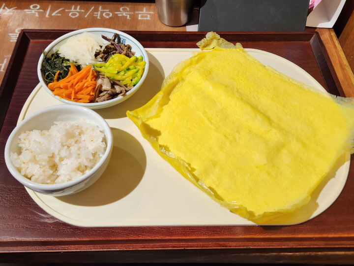 쉐프가 시범을 보인 후 외국인 참가자들이 요리할 차례다. 외국인이 앉은 자리마다 보자기 비빔밥을 만들 식재료가 놓였다.