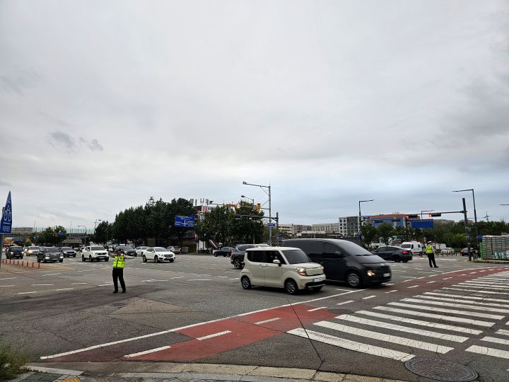 집 근처 교차로에서 주말과 공휴일마다 경찰과 모범 운전자가 교통지도를 진행한다. 날이 추워진 요즘에도 교통지도가 계속되고 있다.