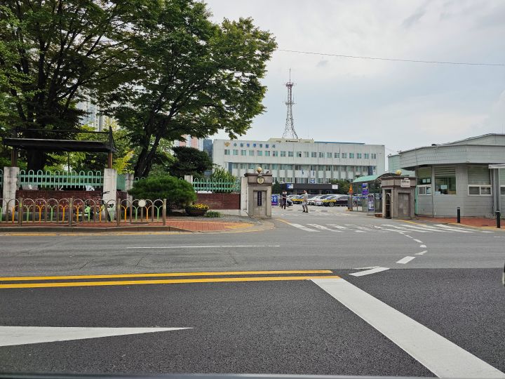 집에서 가까운 경찰서 외관. 교통 민원을 비롯한 다양한 경찰 행정이 처리되는 곳이다.
