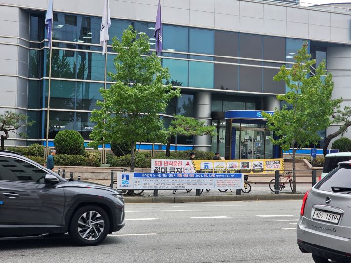 수원 시내 교통량이 많고, 유동 인구가 많은 곳에 5대 반칙 집중단속 및 연말연시 음주운전 특별 단속 관련 홍보물이 게재되어 있다.