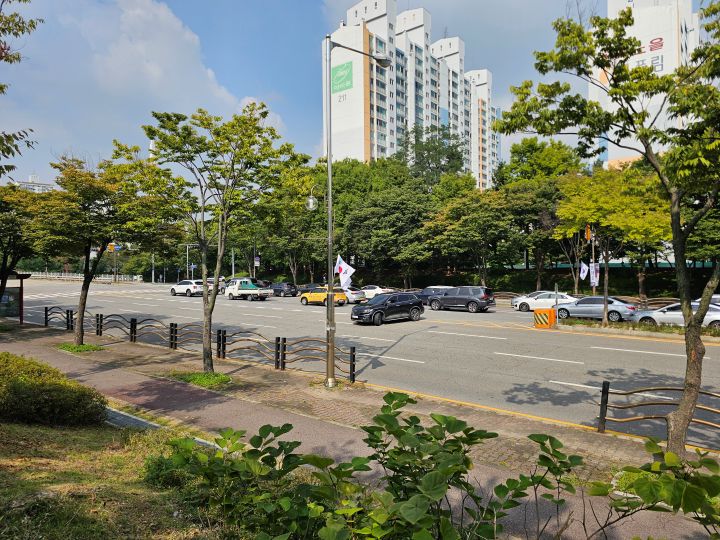 수원의 주요 차량 정체 지역 중 한 곳인 스타필드 인근. 주말이면 U턴 대기를 위해 긴 줄이 늘어선다. 반칙 운전 단속의 핵심 기준은 '다른 차량의 통행에 방해를 하지 않는 것'이다.