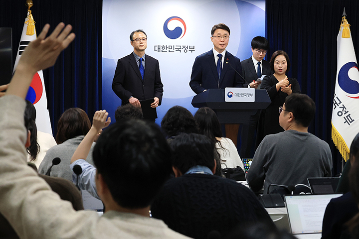 류제명 과학기술정보통신부 2차관이 29일 서울 종로구 정부서울청사에서 열린 KT·LGU+ 침해사고 최종 조사결과 관련 브리핑에서 취재진의 질문을 받고 있다. 2025.12.29 (ⓒ뉴스1, 무단 전재-재배포 금지)