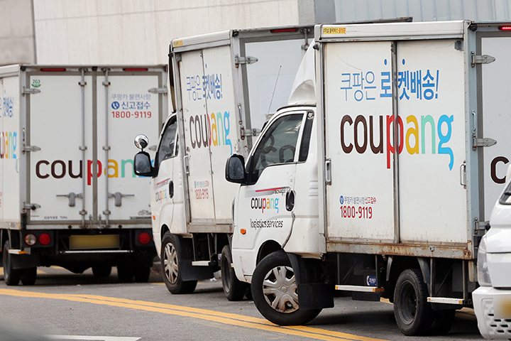 서울시내 한 쿠팡 물류센터에 배송트럭이 주차돼있다. 2025.12.2 (ⓒ뉴스1, 무단 전재-재배포 금지)