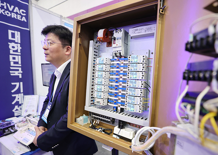 서울 강남구 코엑스에서 열린 '대한민국 기계설비전시회(HVAC KOREA 2025)'의 한 부스에서 관계자가 불꽃 방지 차단기를 설명하고 있다. 2025.4.9 (사진=저작권자(c) 연합뉴스, 무단 전재-재배포 금지)