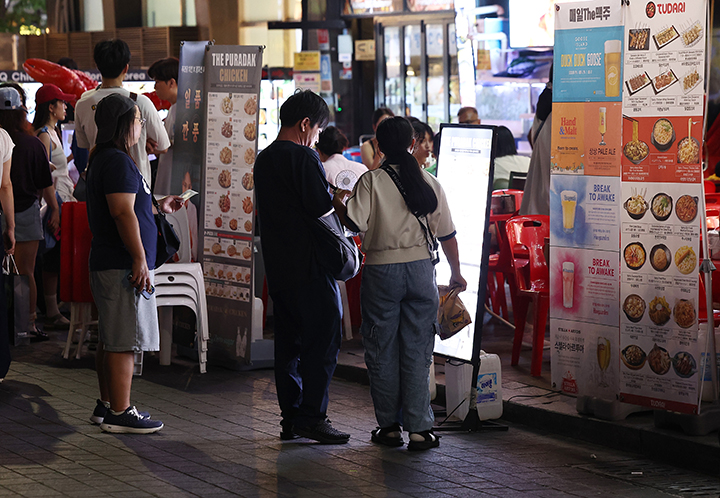 서울 중구 명동 한 식당에서 고객들이 기다리고 있다. 사진은 기사 내용과 직접 관련 없음. 2025.7.24 (사진=저작권자(c) 연합뉴스, 무단 전재-재배포 금지)