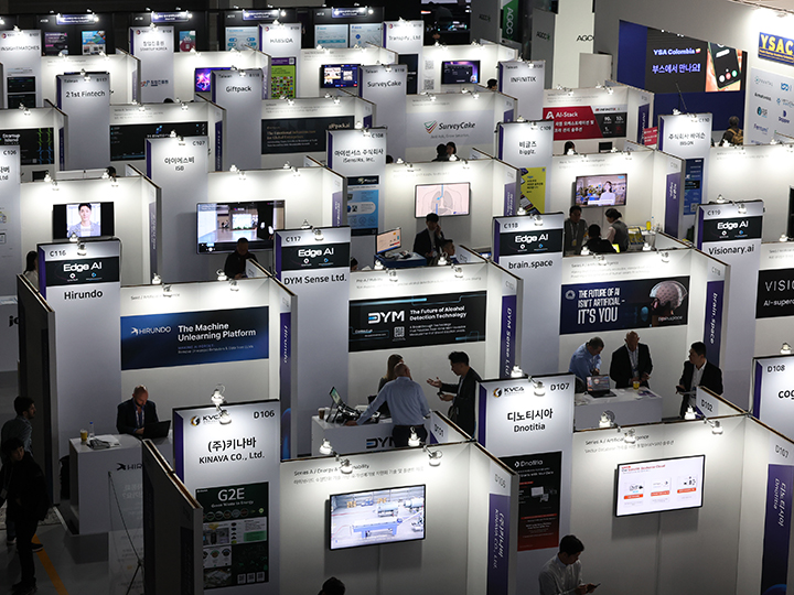 서울 강남구 코엑스에서 열린 글로벌 스타트업 페스티벌 '컴업 2025'에서 참관객들이 전시 부스를 둘러보고 있다. 2025.12.10 (사진=저작권자(c) 연합뉴스, 무단 전재-재배포 금지)