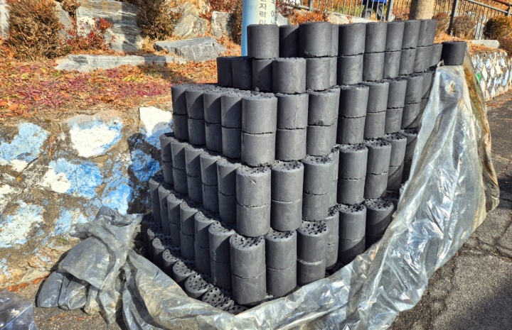 행복공감봉사단 봉사활동, '사랑의 연탄 나눔' 연탄 기부.