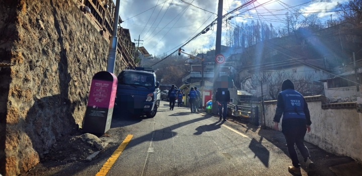 연탄 봉사활동을 마친 후 귀가하는 봉사자들의 모습.