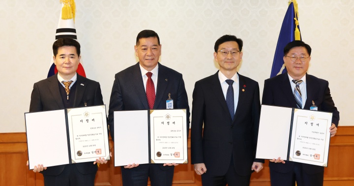 윤창렬 국무조정실장이 29일 오전 서울 종로구 정부서울청사에서 열린 청년친화도시 지정식에서 참석자들과 기념촬영을 하고 있다. 왼쪽부터 정광현 순천시 부시장, 최원철 공주시장, 윤 국무조정실장, 김희갑 성동구 부구청장. 2025.12.29. (ⓒ뉴스1, 무단 전재-재배포 금지)