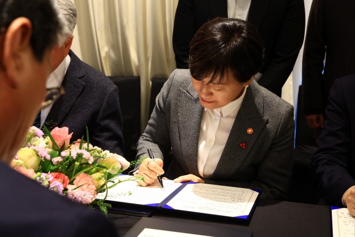 송미령 농림축산식품부 장관이 29일 세종 코트야드호텔에서 열린 '농어촌 기본소득 시범사업 성과창출 협의체 출범식'에서 경제·인문사회연구원, 지방정부와의 업무협약서에 사인을 하고 있다. (농식품부 제공)