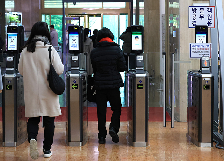 서울 종로구 정부서울청사로 공무원들이 출근을 하고 있다. 2025.11.26 (ⓒ뉴스1, 무단 전재-재배포 금지)