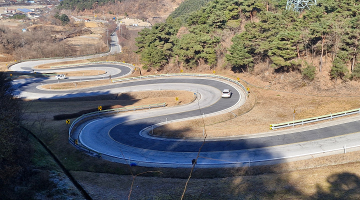 지리산 자락을 따라 이어지는 오도재의 연속된 굽이. 오래된 통행로였던 이 길은 '관광도로' 지정 이후 풍경을 체험하는 길로 새롭게 해석됐다.