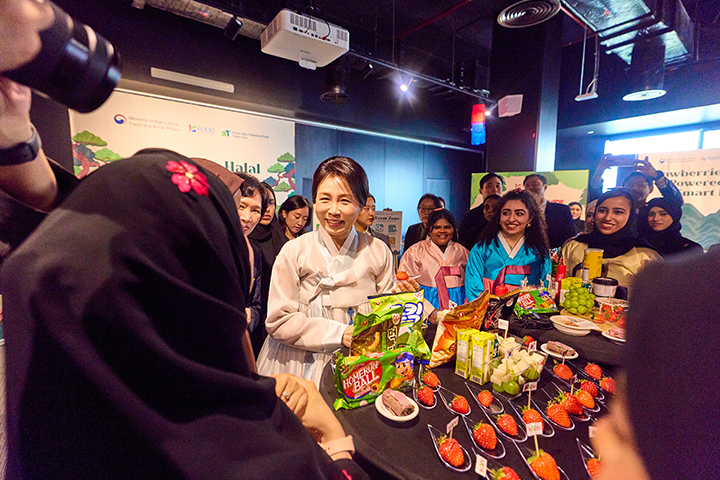 김혜경 여사가 19일(현지시간) 아부다비 주UAE한국문화원에서 열린 할랄 K-푸드 홍보행사에서 상품을 살펴보고 있다. (대통령실 제공. 재판매 및 DB 금지) 2025.11.23 (ⓒ뉴스1, 무단 전재-재배포 금지)