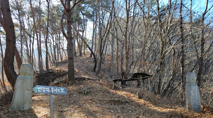 오도재 중턱 숲길에 자리한 변강쇠&middot;옹녀의 묘. 설화가 깃든 이 공간은 길 위의 풍경에 이야기를 덧입히는 지점이다.