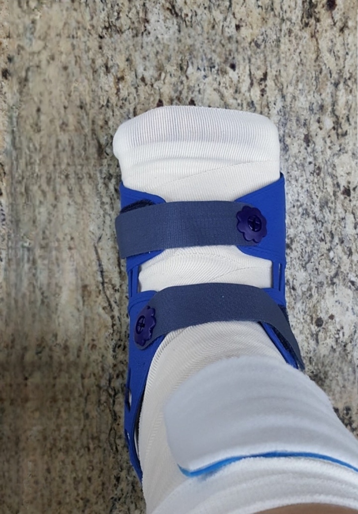 우리 아파트에 사는 초등학생이 스쿨존에서 미끄러지는 바람에 다리를 다쳤다.