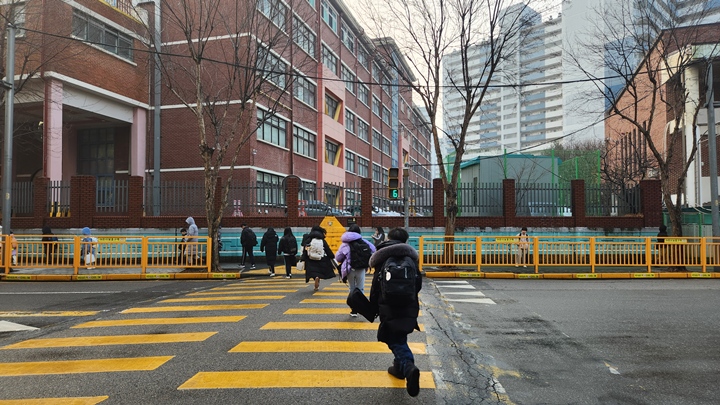 학교 앞 스쿨존을 뛰어가는 아이들.