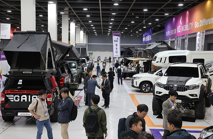3일 서울 서초구 양재동 aT센터에서 열린 KG모빌리티 튜닝페스티벌에서 방문객들이 캠핑, 차박 등 아웃도어 스타일로 튜닝된 차량을 살펴보고 있다. 사진은 기사 내용과 직접 관련 없음. 2023.5.3 (사진=저작권자(c) 연합뉴스, 무단 전재-재배포 금지)