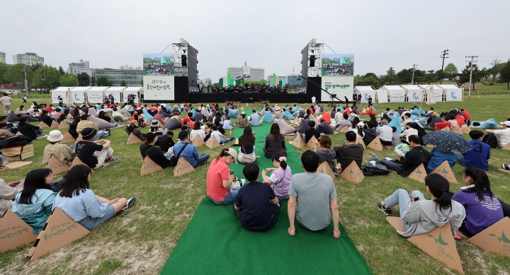 서울 용산어린이정원을 찾은 시민들이 '꿈의 오케스트라' 공연을 관람하고 있다. 2023.5.13. (ⓒ뉴스1, 무단 전재-재배포 금지)