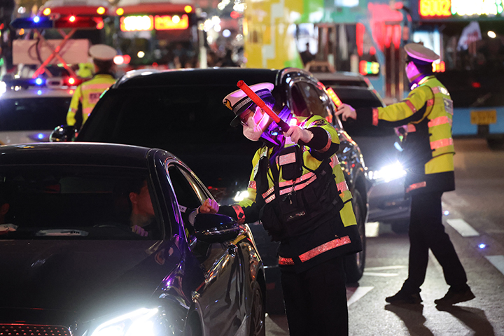 7일 서울 강남역사거리 일대에서 경찰이 음주단속을 진행하고 있다. 2025.11.7 (사진=저작권자(c) 연합뉴스, 무단 전재-재배포 금지)