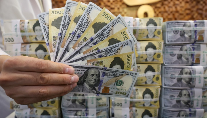 서울 중구 하나은행 위변조대응센터에서 관계자가 원화와 달러화를 정리하고 있다.(사진은 기사 내용과 무관함) 2025.5.16. (ⓒ뉴스1, 무단 전재-재배포 금지)