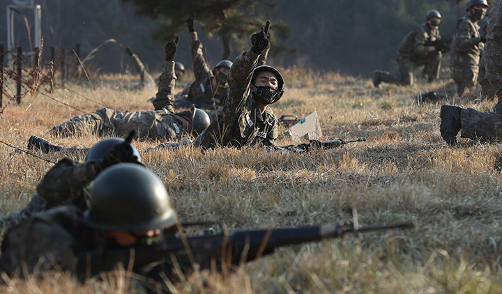 해군병 688기 훈련병이 4일 오후 경남 창원시 진해구 해군교육사령부에서 3주 차 각개전투 훈련을 하고 있다. 2023.1.4 (사진=저작권자(c) 연합뉴스, 무단 전재-재배포 금지)