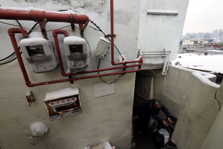 26일 서울 용산구 동자동 쪽방촌의 가스계량기에 눈이 쌓여 있다. 2023.1.26 (사진=저작권자(c) 연합뉴스, 무단 전재-재배포 금지)