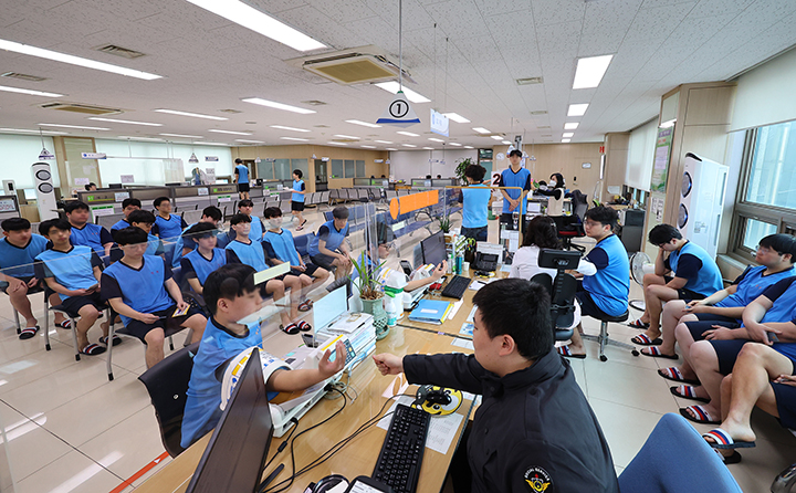 13일 오전 인천 미추홀구 인천지방병무청에서 열린 2025년도 첫 병역(입영)판정검사에서 검사 대상자들이 신체검사를 받고 있다. 2025.1.13 (사진=저작권자(c) 연합뉴스, 무단 전재-재배포 금지)