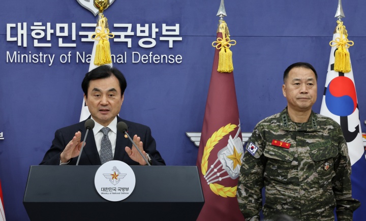 안규백 국방부 장관(왼쪽)과 주일석 해병대사령관이 31일 서울 용산구 국방부 브리핑룸에서 '준4군 체제로의 해병대 개편' 관련 기자회견을 하고 있다.(사진=저작권자(c) 연합뉴스, 무단 전재-재배포 금지)