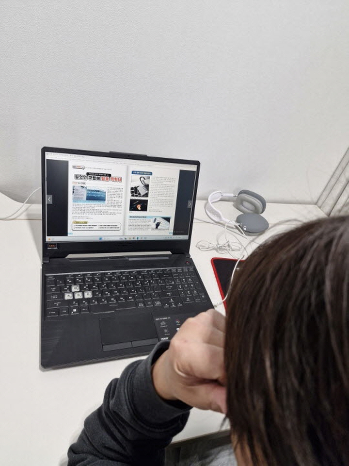 시험이 끝나고 여유로운 아이와 함께 전자잡지로 문해력을 키우고 있다.