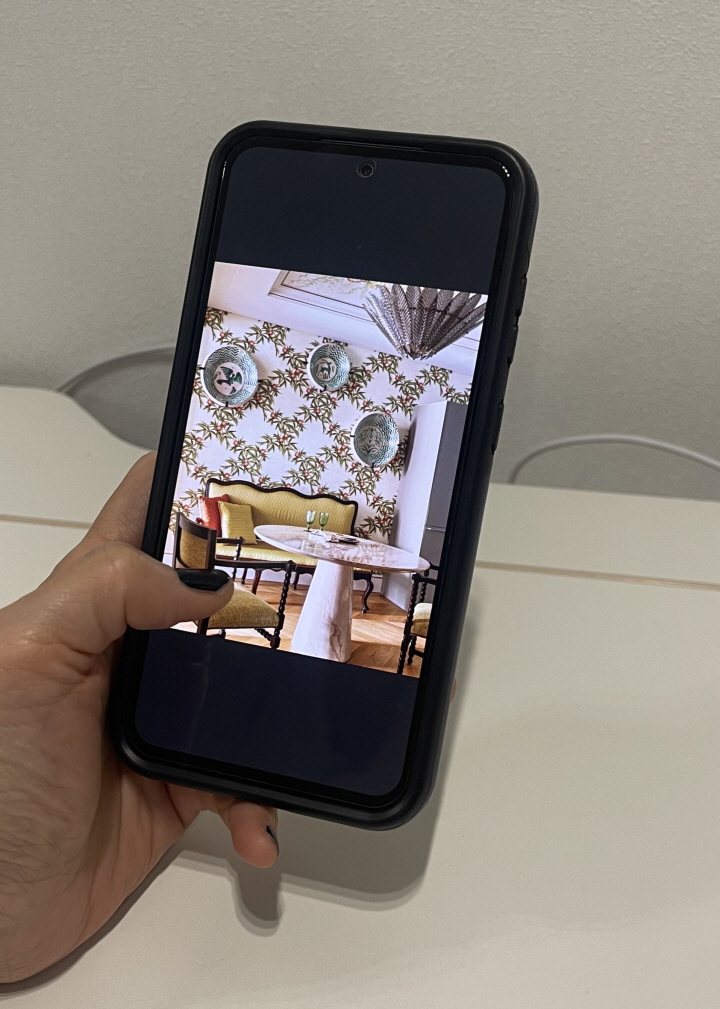 나는 요즘 휴대폰으로 쇼츠나 릴스 대신 전자 잡지를 본다.