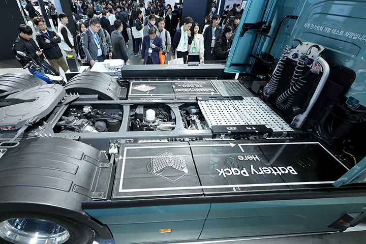 서울 강남구 코엑스에서 열린 인터배터리 2024에서 관람객들이 전기 트럭을 살펴보고 있다. 2024.3.6 (ⓒ뉴스1, 무단 전재-재배포 금지)