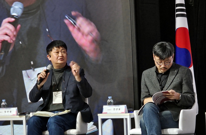 정한울 원장(한국사람연구원)이 답변을 하고 있다.