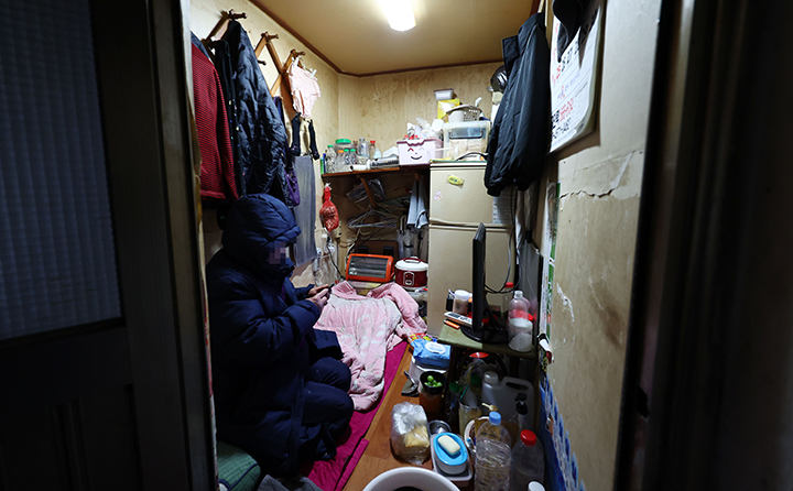 연일 영하권의 날씨를 보이며 매서운 한파가 몰아치고 있는 21일 오후 서울 영등포구 쪽방촌에서 한 주민이 전기장판 하나에 의지하며 겨울을 버티고 있다. 2023.12.21 (사진=저작권자(c) 연합뉴스, 무단 전재-재배포 금지)