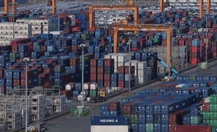 경기 평택시 포승읍 평택항에 수출용 컨테이너가 세워져 있는 모습. 2026.1.1 (ⓒ뉴스1, 무단 전재-재배포 금지)