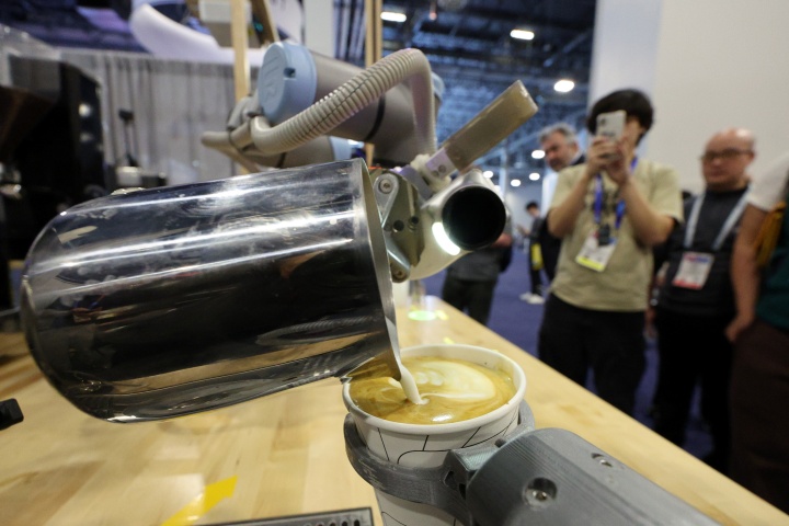 세계 최대 정보기술(IT)·가전 전시회 'CES 2025' 둘째 날인 8일(현지시간) 미국 네바다주 라스베이거스 베네시안 엑스포에 마련된 아틀리 전시관에서 커피 로봇이 라떼 아트를 하고 있다. 2025.1.9 (ⓒ뉴스1, 무단 전재-재배포 금지)