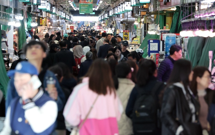 서울 마포구 망원시장에서 시민들이 장을 보고 있다. 2025.10.28 (ⓒ뉴스1, 무단 전재-재배포 금지)